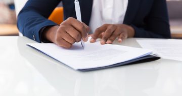 businesswoman-signing-contract